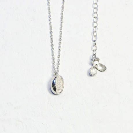 "akebia necklace" wh  flower/berry small