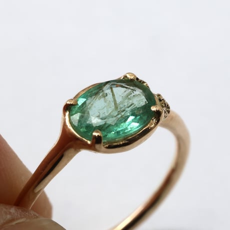 moss ring トレモライトインエメラルド