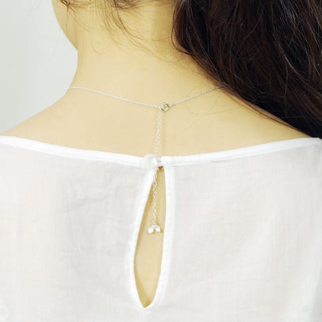 "akebia necklace" wh  flower/berry small