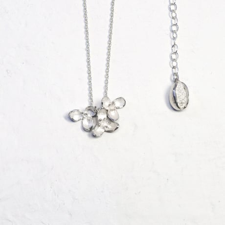 "akebia necklace" wh  flower/berry small