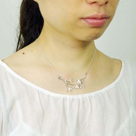 "akebia necklace"wh large