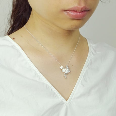 "bouquet necklace" wh/sv hydrangea+silverdallar+poppy