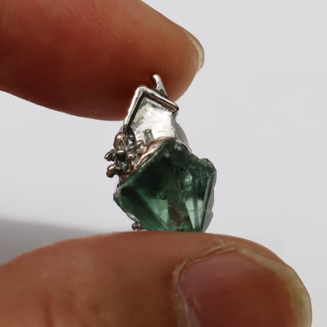"roca earring sv" ロジャリーフローライト