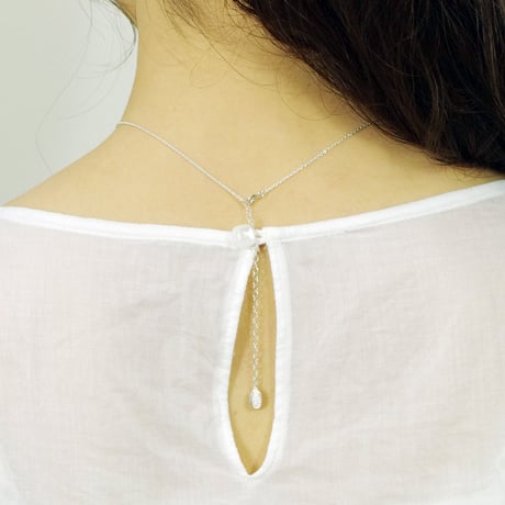 "akebia necklace" wh  flower/berry small