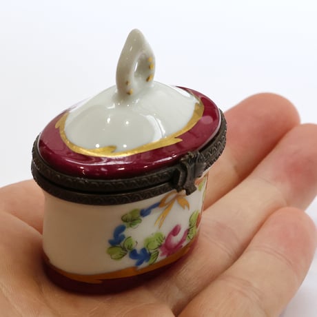 磁器製の小物入れ　お花のリース