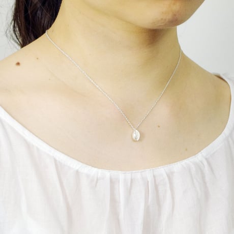 "akebia necklace" wh  flower/berry small