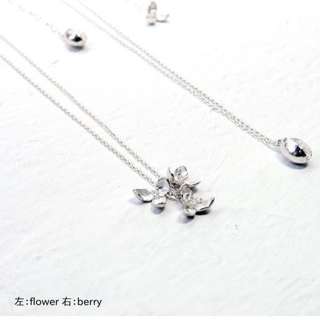 "akebia necklace" wh  flower/berry small