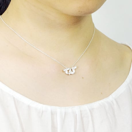 "akebia necklace" wh  flower/berry small