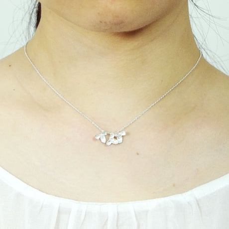 "akebia necklace" wh  flower/berry small