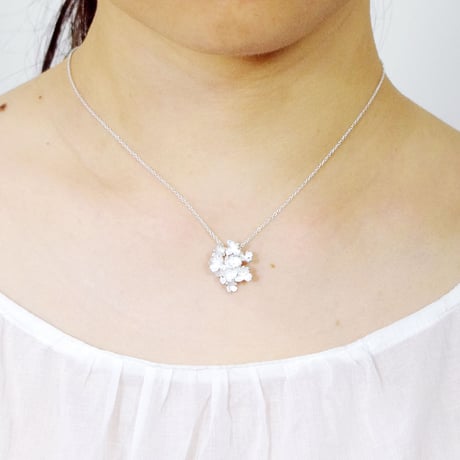 "hydrangia necklace" wh/sv
