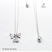 "akebia necklace" wh  flower/berry small
