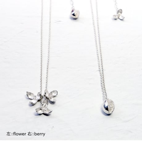 "akebia necklace" wh  flower/berry small