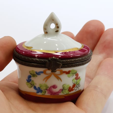 磁器製の小物入れ　お花のリース