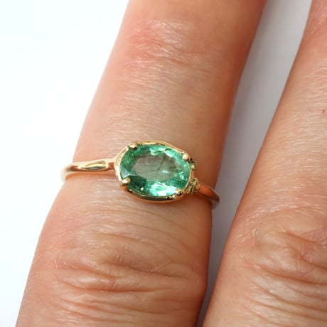 moss ring トレモライトインエメラルド