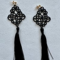 【受注制作】漆黒の美　タティングレース×シルクタッセルピアス