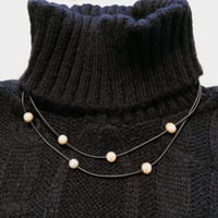ブラック革紐とピンクパールの二連ネックレス
