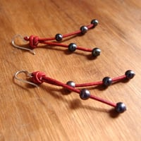 オレンジ革紐と淡水パールのピアス