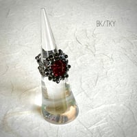 《受注制作》タティングレースの繊細な編みと、深みのある赤と黒のコントラストが美しいリング