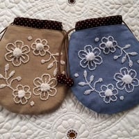 キャンドルウィック刺繍の巾着ポーチ