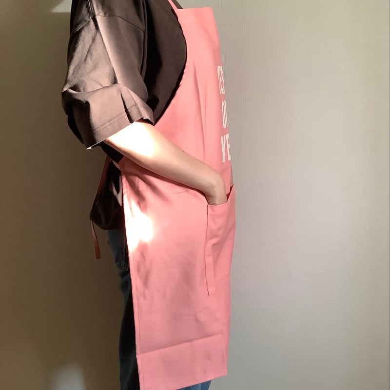 ADULT APRON ”YES OR YES“ APRON (生成りロゴ)PINK C