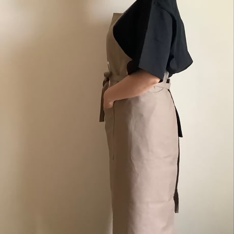 DRESSSEN PRSB1 THE PROFESSIONAL APRON“ YES！GOOD JOB！(SMOKY BEIGE)※首の紐をお好きな位置で結んで固定できます