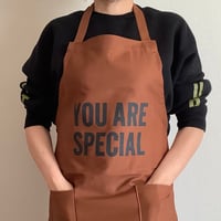 WPB6  DAY USE W POCKET  APRON   “YOU ARE SPECIAL” BROWN COLOR ※正面に二つのポケットがございます