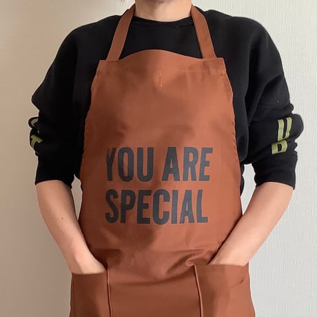 WPB6  DAY USE W POCKET  APRON   “YOU ARE SPECIAL” BROWN COLOR ※正面に二つのポケットがございます