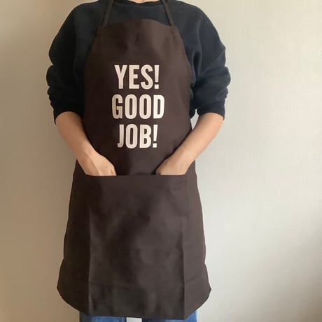 🟠9/26(土曜日)に再入荷します。 ADULT  APRON “YES！ GOOD JOB！“ (生成りロゴ)  DARK BROWN  COLOR