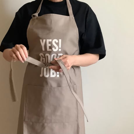 DRESSSEN PRSB1 THE PROFESSIONAL APRON“ YES！GOOD JOB！(SMOKY BEIGE)※首の紐をお好きな位置で結んで固定できます