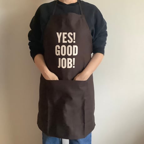 🟠9/26(土曜日)に再入荷します。 ADULT  APRON “YES！ GOOD JOB！“ (生成りロゴ)  DARK BROWN  COLOR