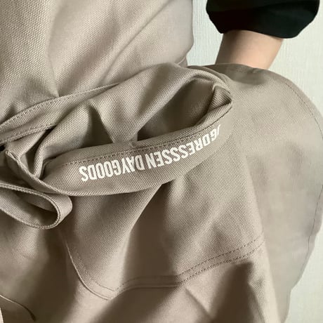 [新型] NEW X–STYLE APRON (SMOKY BEIGECOLOR)※背中でクロスさせて着用いただくエプロンです。