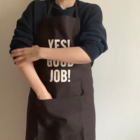🟠9/26(土曜日)に再入荷します。 ADULT  APRON “YES！ GOOD JOB！“ (生成りロゴ)  DARK BROWN  COLOR