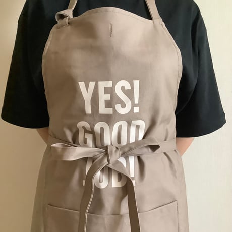 DRESSSEN PRSB1 THE PROFESSIONAL APRON“ YES！GOOD JOB！(SMOKY BEIGE)※首の紐をお好きな位置で結んで固定できます