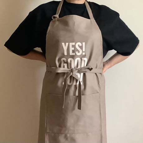 DRESSSEN PRSB1 THE PROFESSIONAL APRON“ YES！GOOD JOB！(SMOKY BEIGE)※首の紐をお好きな位置で結んで固定できます
