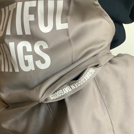 WPSB4 DAY USE W POCKET  APRON   “BEAUTIFUL THINGS ” SMOKY BEIGE COLOR