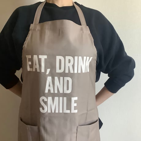 WPSB3   DAY USE W POCKET  APRON   “EAT DRINK  AND SMILE” SMOKY BEIGE COLOR
