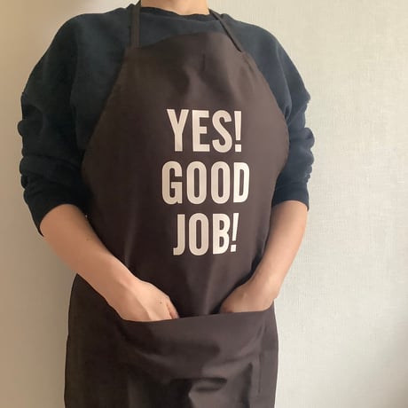 🟠9/26(土曜日)に再入荷します。 ADULT  APRON “YES！ GOOD JOB！“ (生成りロゴ)  DARK BROWN  COLOR