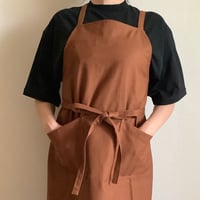 [新型] NEW X–STYLE APRON (BROWN COLOR)※背中でクロスさせて着用いただくエプロンです。