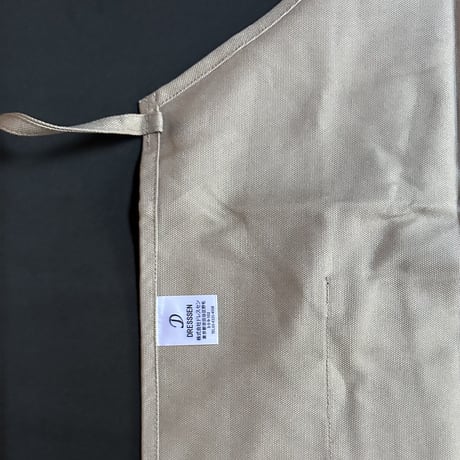 WPSB3   DAY USE W POCKET  APRON   “EAT DRINK  AND SMILE” SMOKY BEIGE COLOR