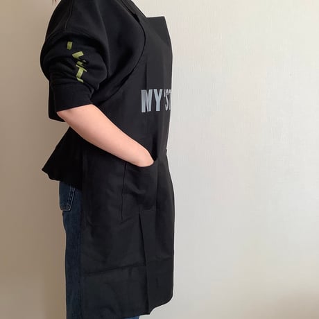 WPABLK5  DAY USE W POCKET  APRON   “MY“STORY”(BLACKCOLOR  )