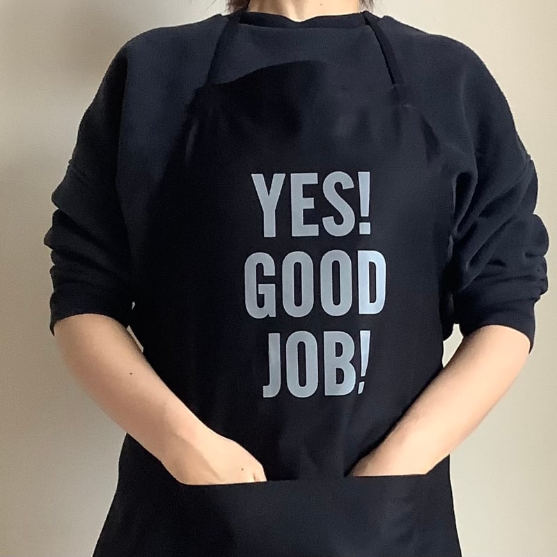 ADULT APRON DR(BLK)2 ”YES！ GOOD JOB！“BLACK COLOR ※GREYロゴ
