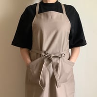 [新型] NEW X–STYLE APRON (SMOKY BEIGECOLOR)※背中でクロスさせて着用いただくエプロンです。