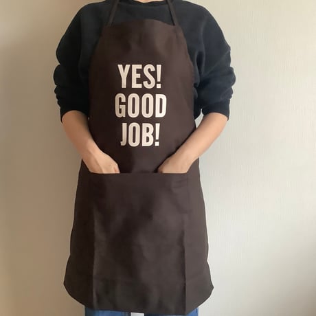 🟠9/26(土曜日)に再入荷します。 ADULT  APRON “YES！ GOOD JOB！“ (生成りロゴ)  DARK BROWN  COLOR