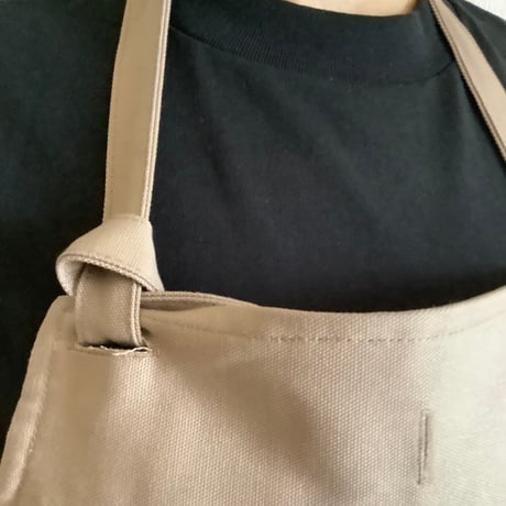 DRESSSEN PRSB1 THE PROFESSIONAL APRON“ YES！GOOD JOB！(SMOKY BEIGE)※首の紐をお好きな位置で結んで固定できます