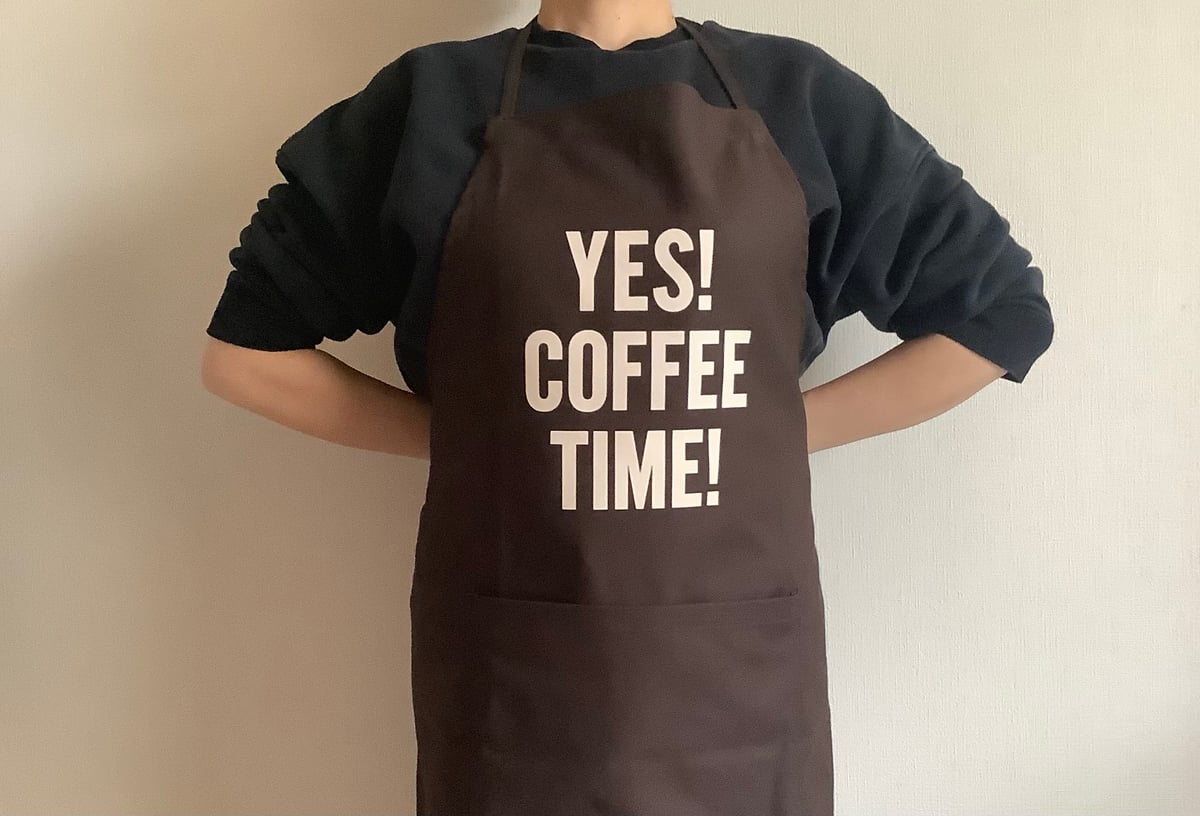 DR(DB)4“YES！COFFEE TIME！“APRON (生成りロゴ) DARK BR