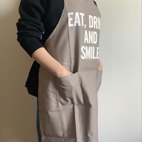 WPSB3   DAY USE W POCKET  APRON   “EAT DRINK  AND SMILE” SMOKY BEIGE COLOR