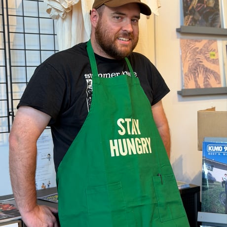 WPY4   DAY USE W POCKET  APRON   “STAY HUNGRY” BOTTLE GREEN COLOR