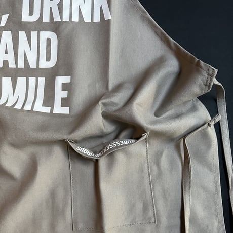 WPSB3   DAY USE W POCKET  APRON   “EAT DRINK  AND SMILE” SMOKY BEIGE COLOR