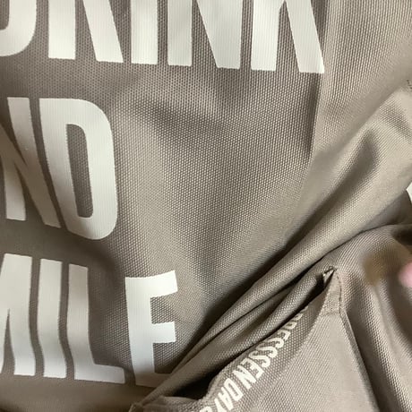 WPSB3   DAY USE W POCKET  APRON   “EAT DRINK  AND SMILE” SMOKY BEIGE COLOR