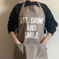 WPSB3   DAY USE W POCKET  APRON   “EAT DRINK  AND SMILE” SMOKY BEIGE COLOR